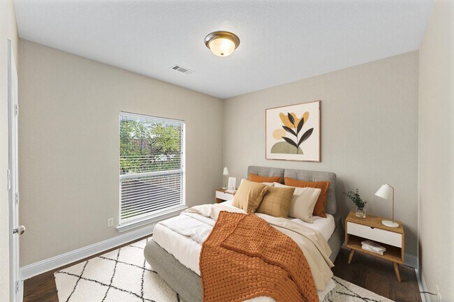 Building Photo - Chic M Streets townhome near shopping & di...
