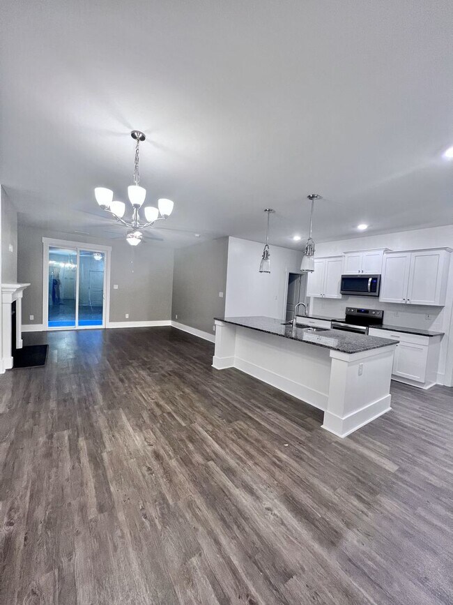 Building Photo - Magnificent 4 Bedroom Home!!