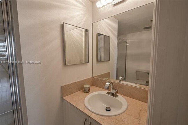 Building Photo - 1155 Brickell Bay Dr