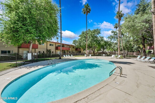 Building Photo - 353 E Thomas Rd