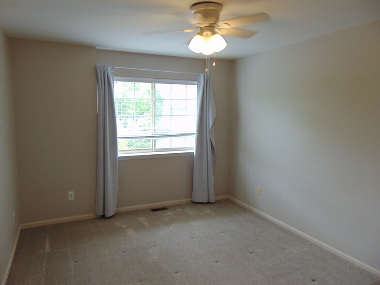 Building Photo - 129 E Bay Dr