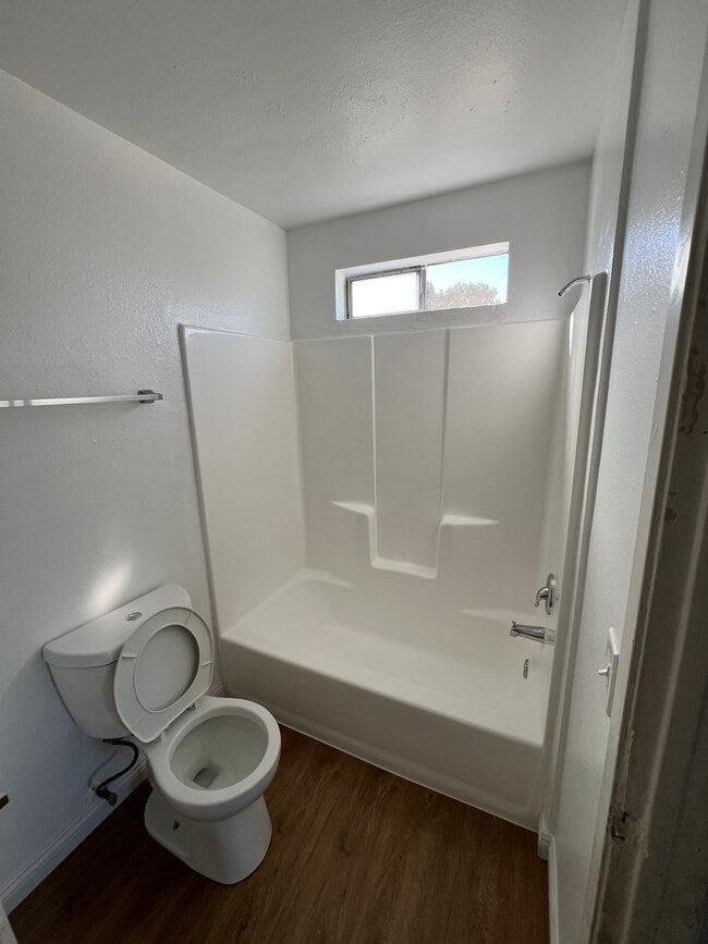 Building Photo - Updated 1BD/1BA Apartment in well maintain...