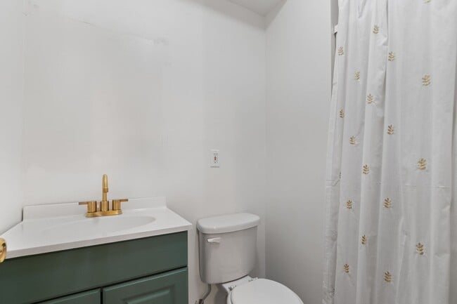 Building Photo - Really Cool, Spacious 3br Townhome with De...