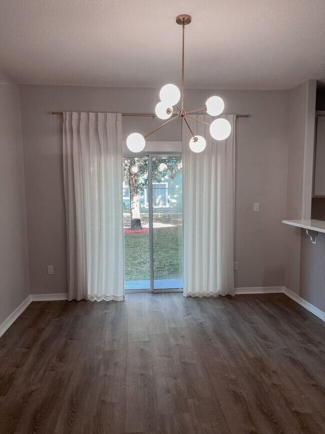 Building Photo - Beautiful Townhouse