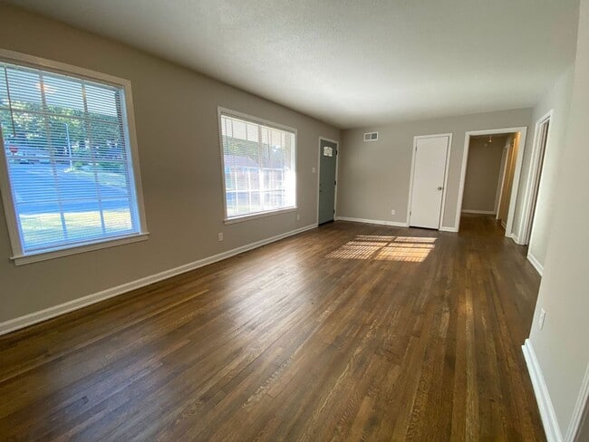 Building Photo - 3 bed, 2 bath near Yale and Raleigh Millington