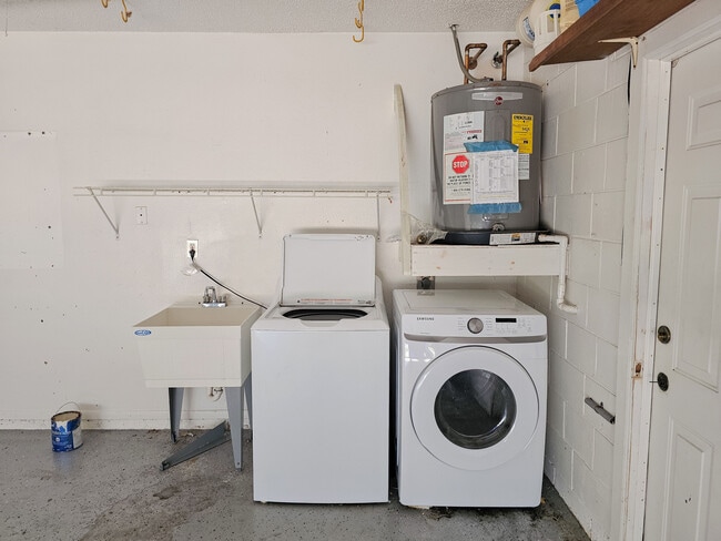 Building Photo - 608 Tangerine Ave