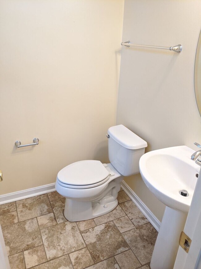 Building Photo - 3 Level townhouse in Frederick available e...
