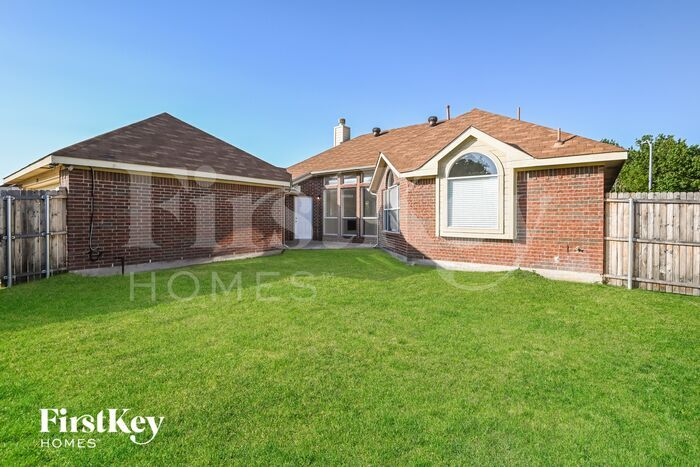 Building Photo - 2525 Hyacinth Dr