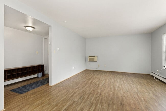 Building Photo - 2 Bedroom, 1 Bathroom Apartment, trash, water, and hot water heat included in rent.