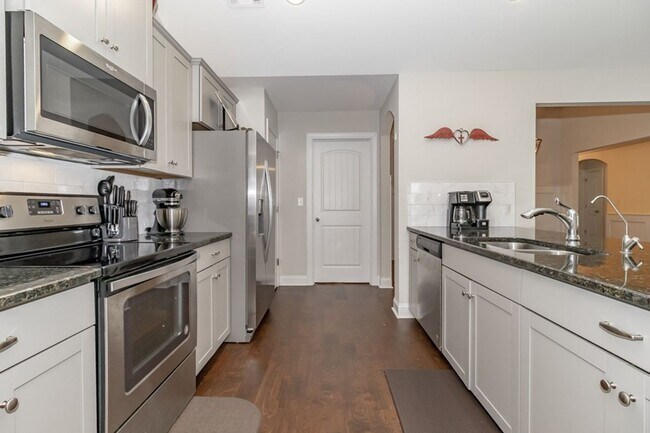 Building Photo - 4 Bedroom 2 Bath Canterbury Farms