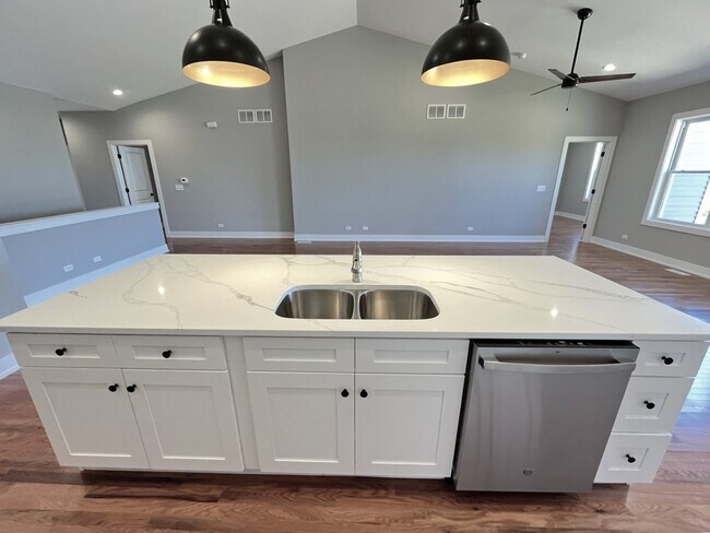 Building Photo - 970 Meadow Ln