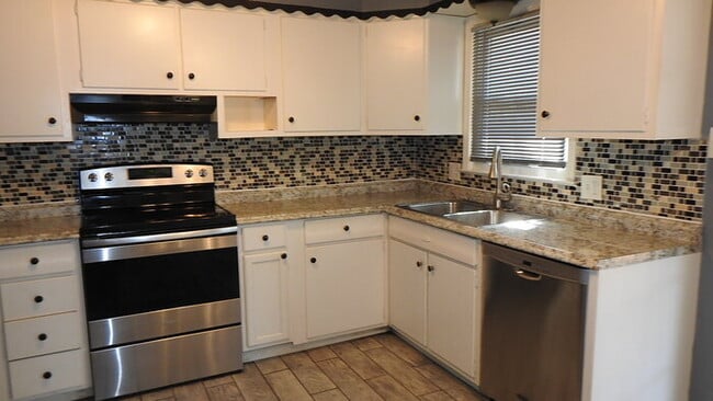 Building Photo - Beautiful 4-bedroom, 2 full baths home located in Independence, MO.