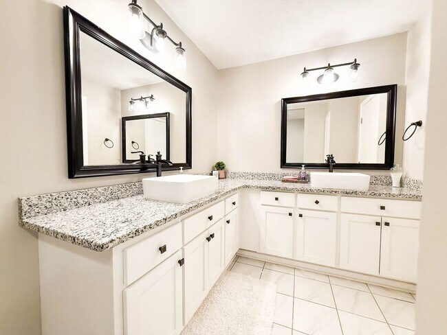 Building Photo - NO APPLICATION FEE FOR 72 HOURS! Spacious Fully-Furnished 5-Bedroom Home | Mid-Term Rental in Gre...