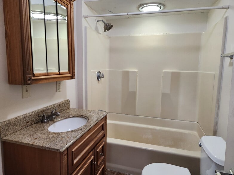 Building Photo - 18 Church St