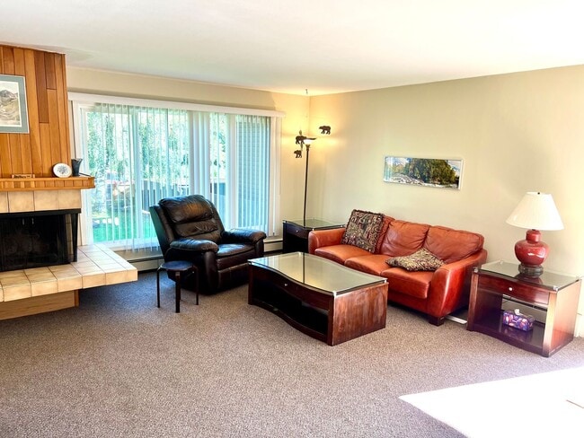 Building Photo - Downtown Furnished Two Bed Unit in Duplex-...