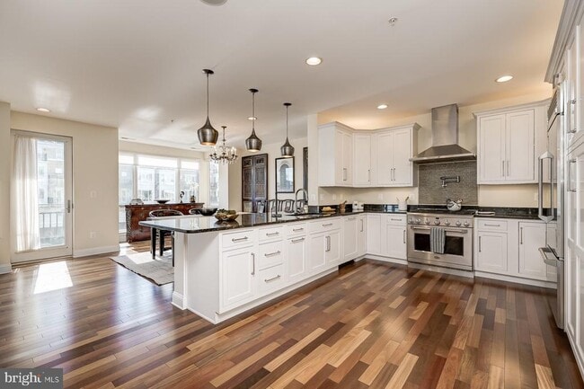 Building Photo - 621 Ponte Villas N