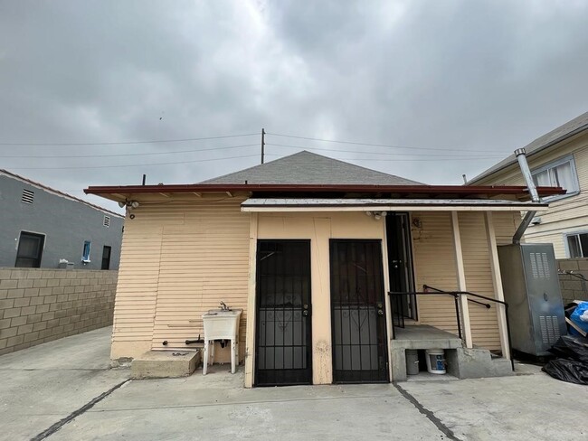 Building Photo - 1927 Johnston St