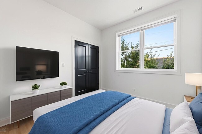 Building Photo - 3902 S Lake Park Ave