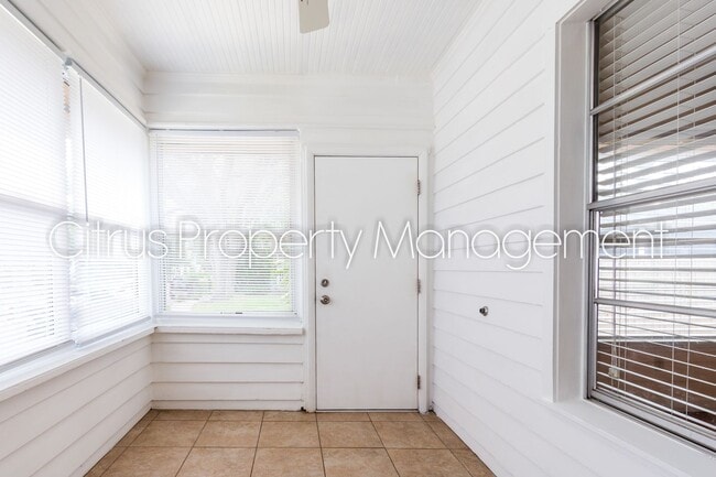 Building Photo - Charming Duplex in Mills 50 District