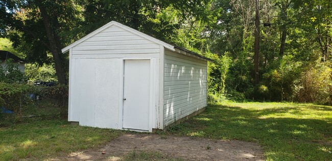 Building Photo - Spacious two bedroom cottage