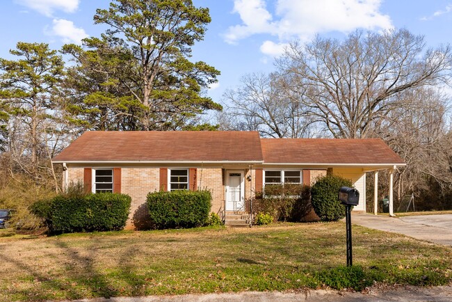 Building Photo - Beautifully Renovated 4 Bedroom 2 Bath Hom...