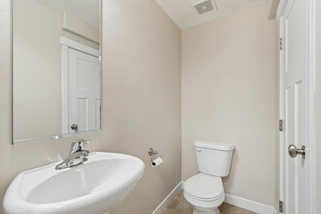 Building Photo - 3 Bed, 2.5 Bath Townhome in South Jordan – Solar-Powered, Low Utility Bills