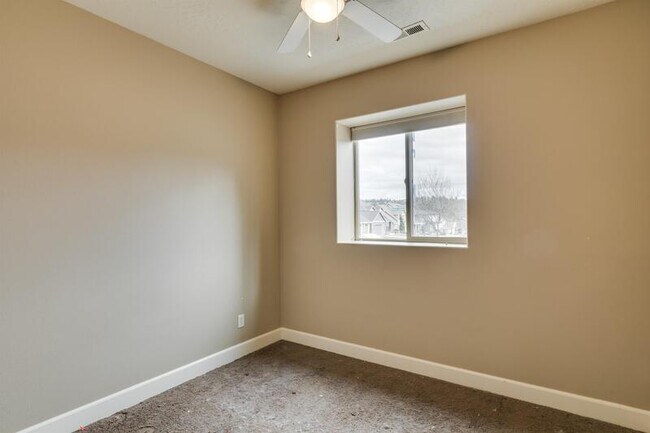 Building Photo - 815 W Willapa Ave