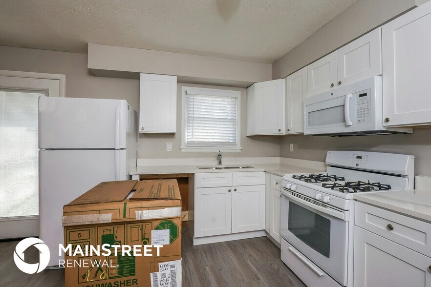 Building Photo - 8808 Fernview Dr