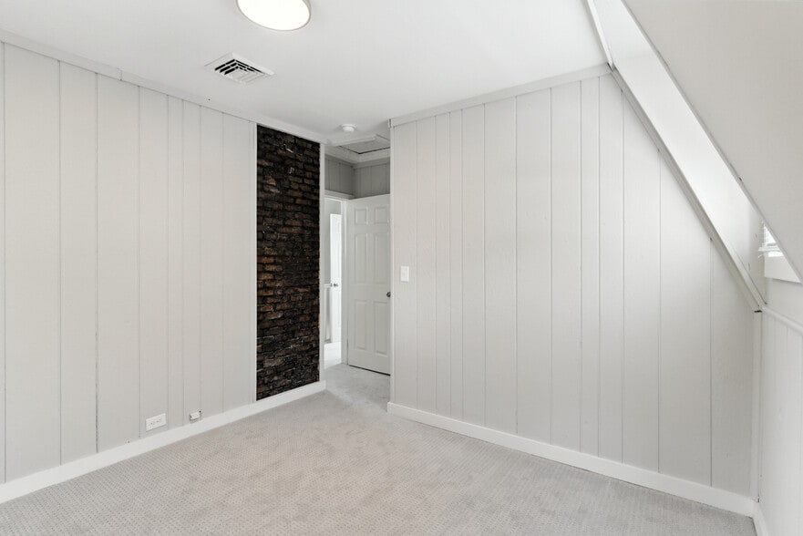 Building Photo - 45 Oakridge Rd