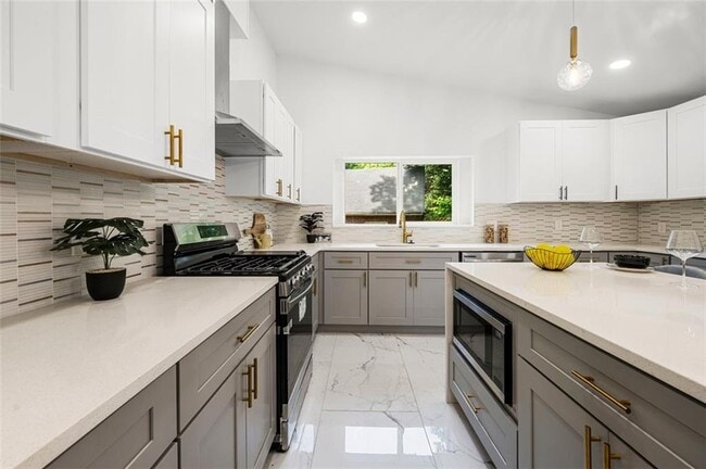 Building Photo - 2155 Venetian Dr SW