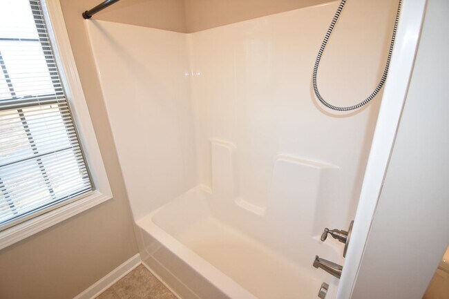 Building Photo - 4 Bedrooms and 2.5 Baths- PET CONSIDERED!