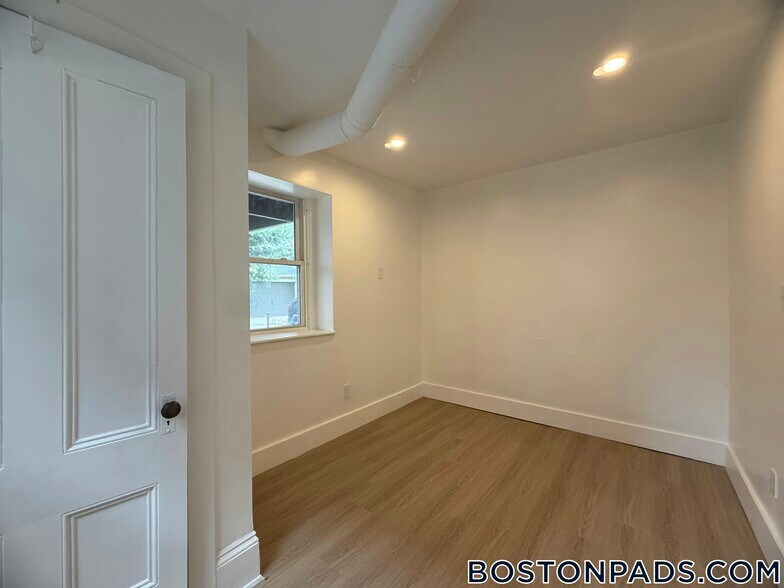 Building Photo - 1726 Beacon St