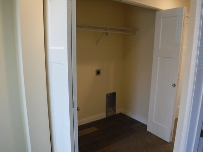 Building Photo - Newer side by side duplex