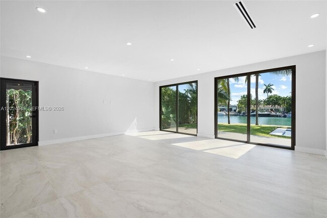Building Photo - 550 S Shore Dr