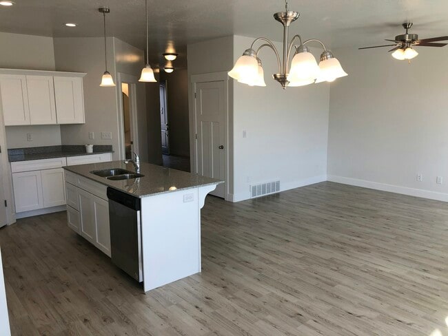 Building Photo - 594 N 260 W