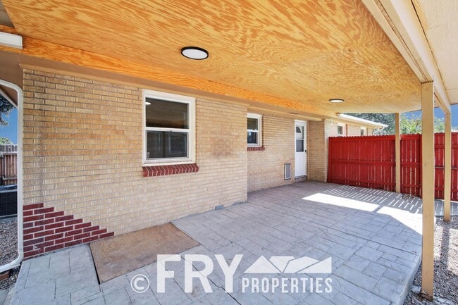 Building Photo - Brick Ranch Home Near Olde Town