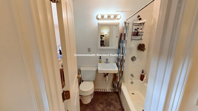 Building Photo - 27 Glenville Ave