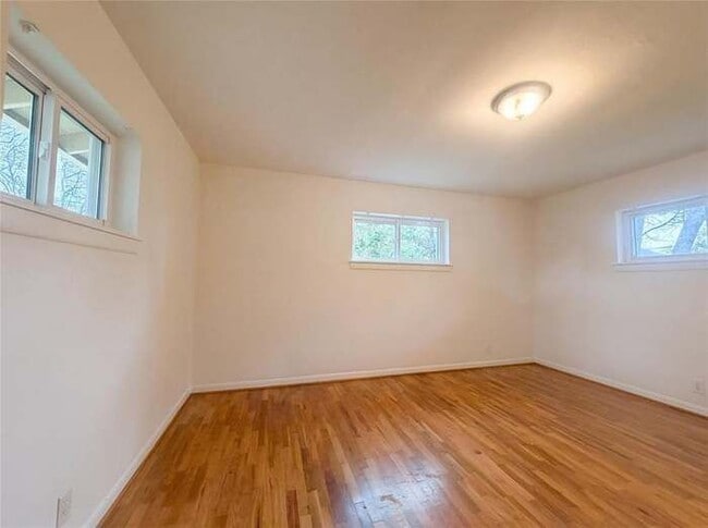 Building Photo - 509 Robinhood Dr