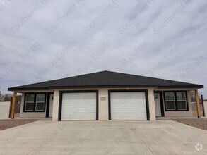Building Photo - Spacious 2 bedroom 2 bath Duplex.