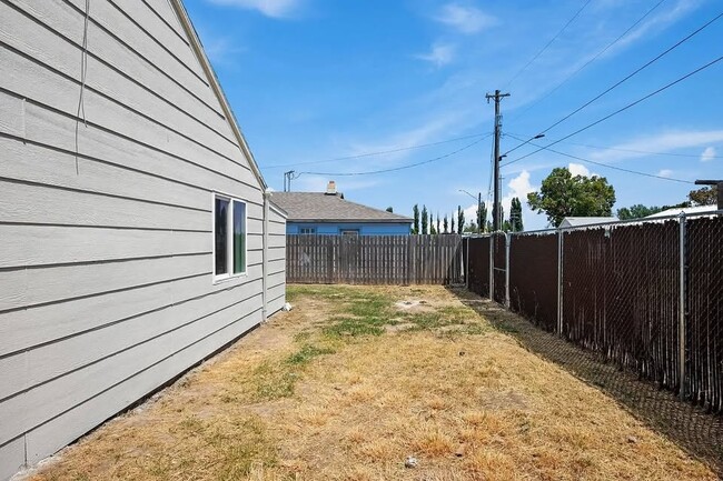 Building Photo - 308 E 7th Ave