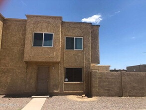 Building Photo - 2 Story Townhouse,  3 Bedroom, 1 Bathroom,...
