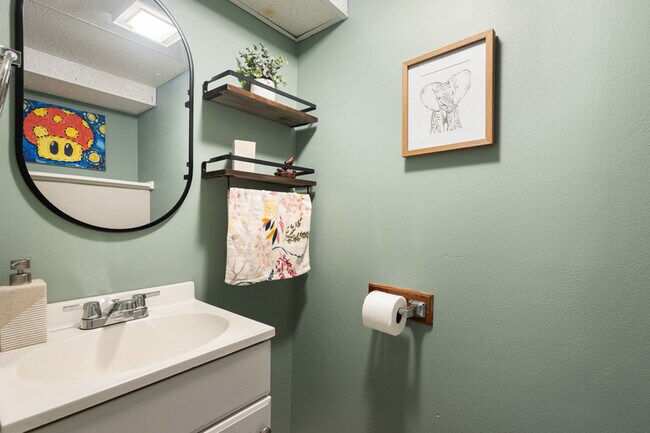 Building Photo - 3556 Queen Anne Way
