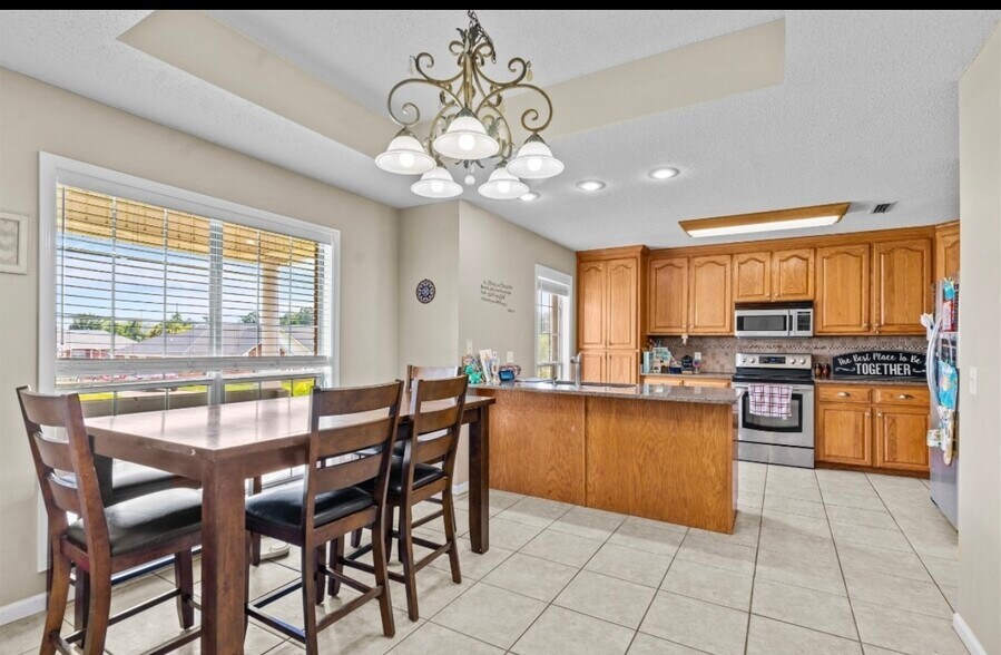 Dining plus kitche - 108 Fieldstone Dr