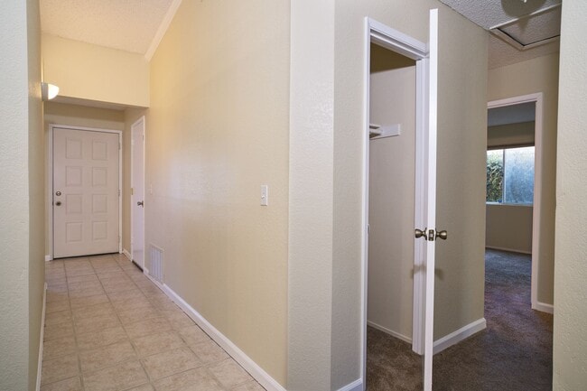 Building Photo - Lovely 3 Bedroom Home!