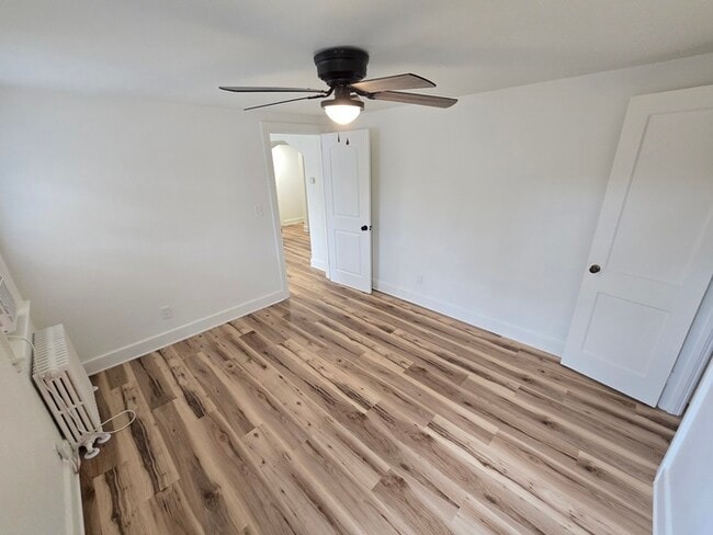 Building Photo - CUTE & COZY 2BED/1BATH DUPLEX FOR RENT - U...