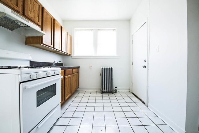 Kitchen - 1616-22 W 80th