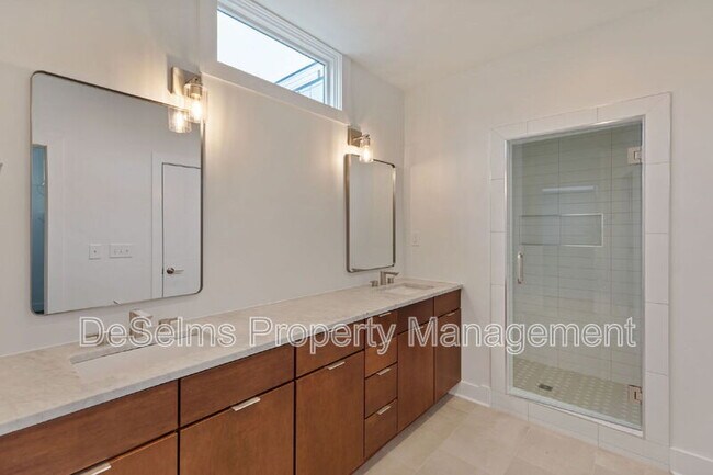 Building Photo - 807 13th Ave S