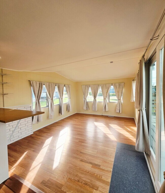 Building Photo - 2 Bed, 1 Bath - Move-In Ready in Cape George with Water Glimpses For Rent!