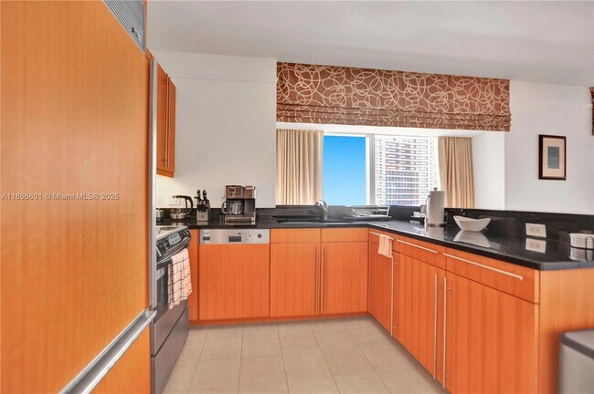 Building Photo - 1435 Brickell Ave