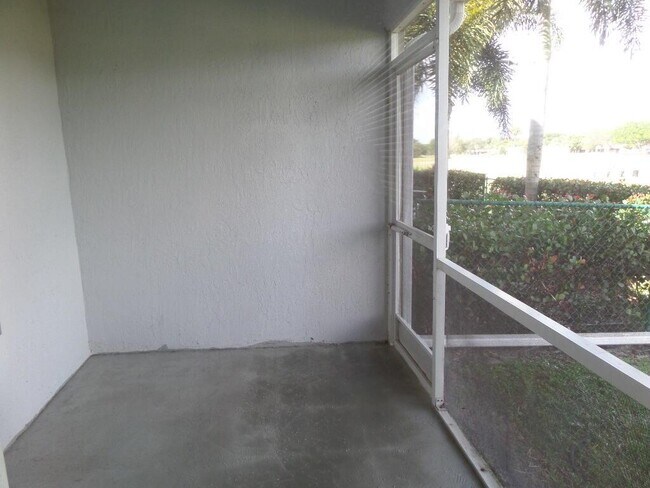Building Photo - 9661 Santa Rosa Dr